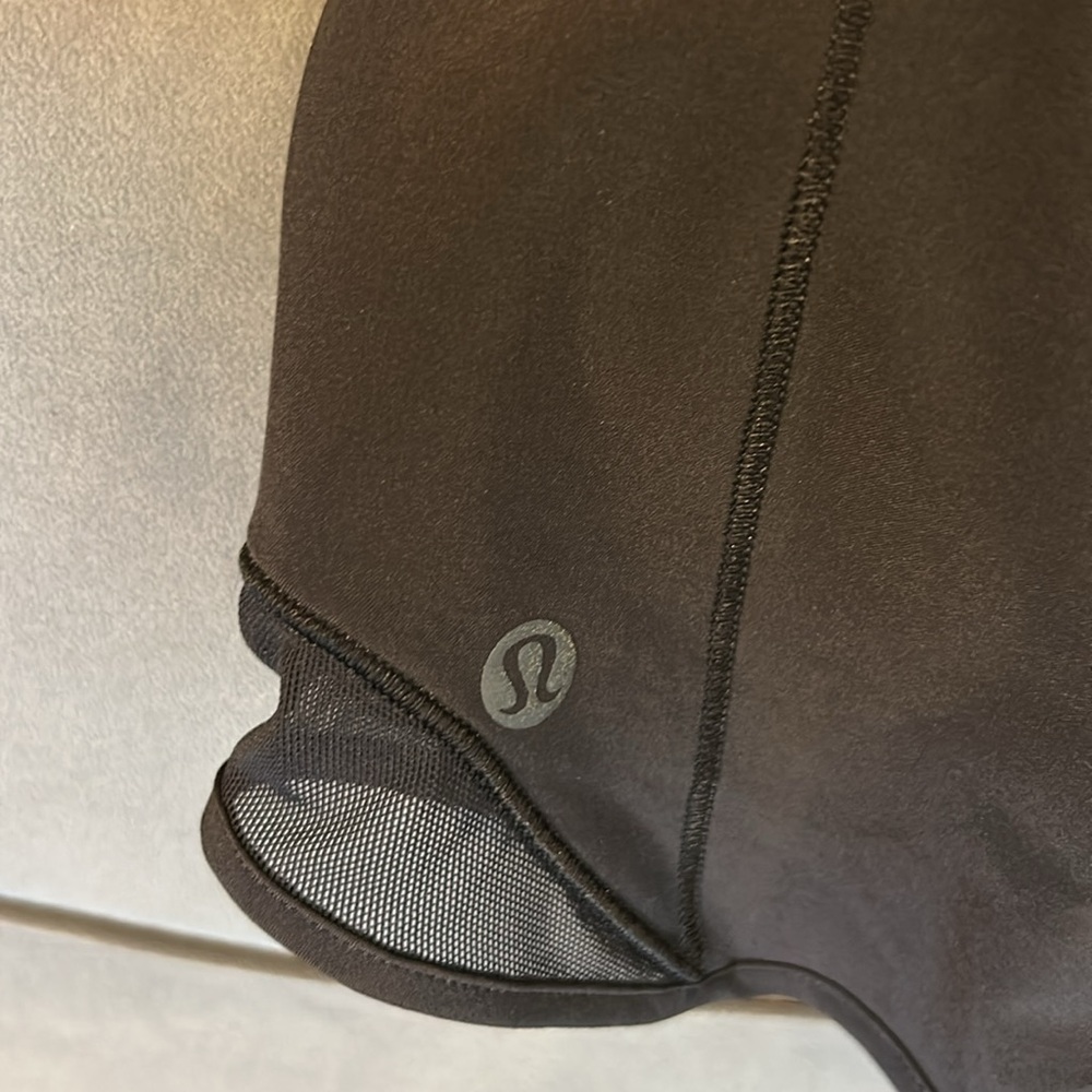 Lululemon black shorts - size 4 - Picture 4 of 8